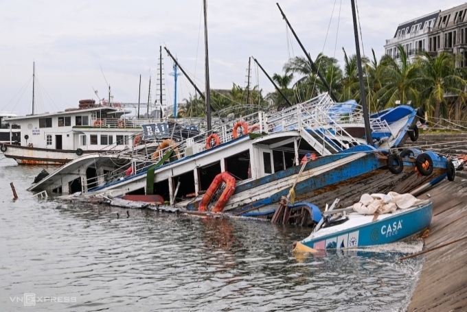 Tàu du lịch bị bão Yagi đánh chìm tại Cảng quốc tế Tuần Châu, TP Hạ Long, Quảng Ninh, ngày 8/9. Ảnh: Giang Huy