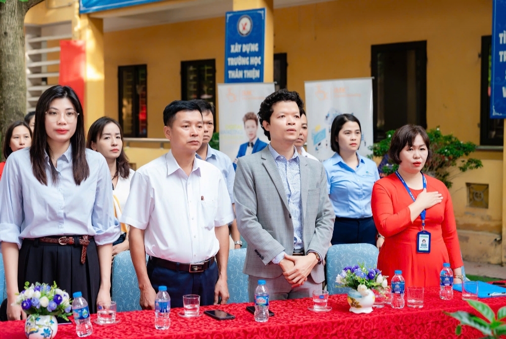 Nghi lễ chào cờ trong không khí trang nghiêm, trang trọng.