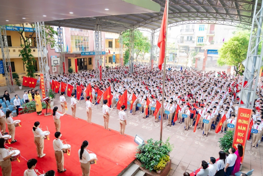 Nghi lễ chào cờ trong không khí trang nghiêm, trang trọng.