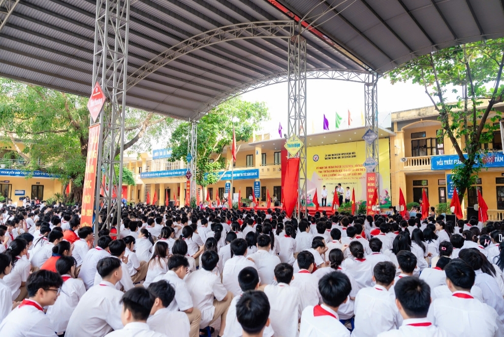 Trong những ngày mùa thu lịch sử hào hùng kỷ niệm 70 năm ngày Giải phóng Thủ đô (10/10/1954-10/10/2024), kỷ niệm 70 năm ngành giáo dục Thủ đô và hướng tới kỷ niệm 65 năm truyền thống của trường THCS Vân Canh.