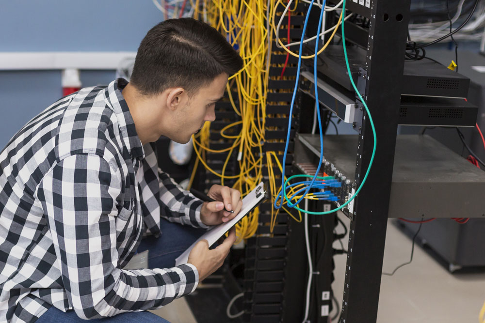 Đội ngũ IT IMK giám sát vận hành máy chủ - server 24/7